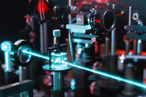 Qual é a diferença entre corte a laser e corte por ultrassom?